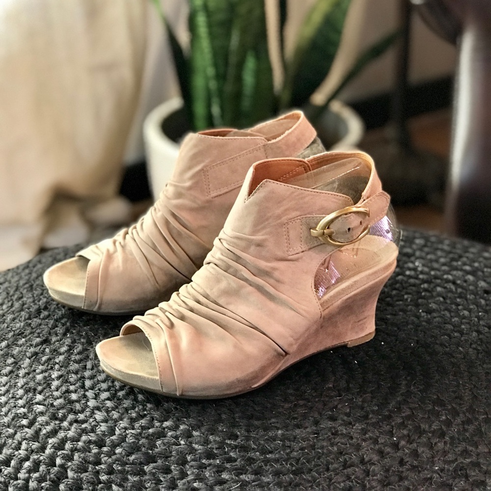 Earthies Bonaire Too Taupe suede sandals